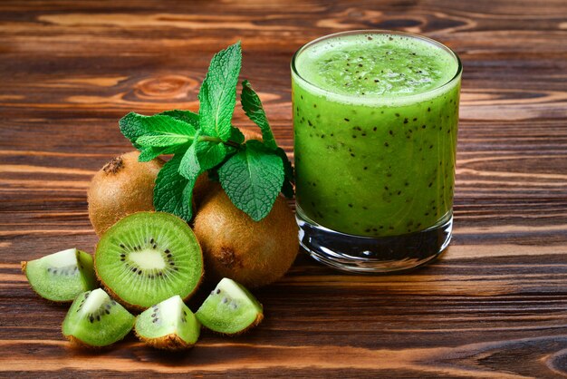 Kiwi smoothie in glas op een houten tafel