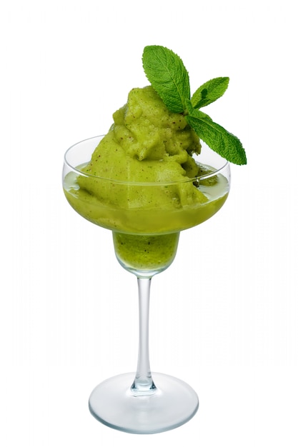 Frullato del kiwi in ampio vetro decorato con foglie di menta isolato su bianco