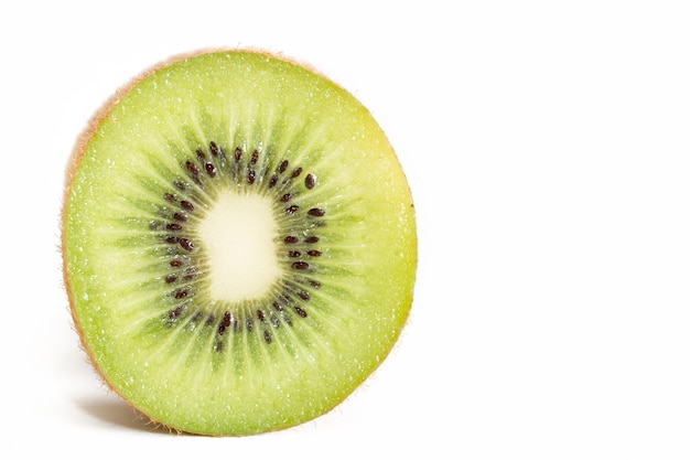 Kiwi-snijd op witte achtergrond