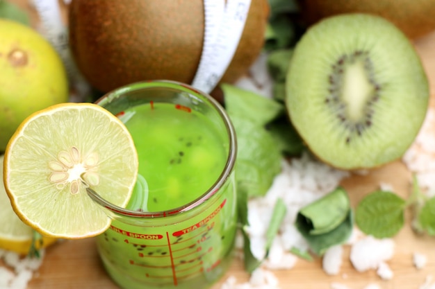 kiwi with juice smoothie 