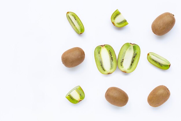 Kiwifruit met plakken op wit worden geïsoleerd dat.