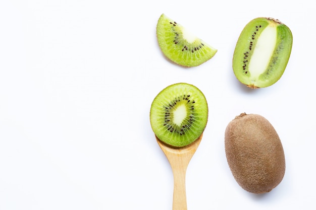 Kiwifruit met plakken op wit worden geïsoleerd dat