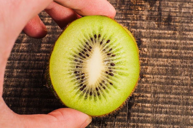 Kiwifruit op bruin