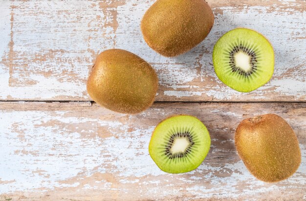 Kiwifruit op houten achtergrond