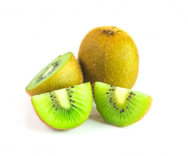 Kiwifruit op wit wordt geïsoleerd dat