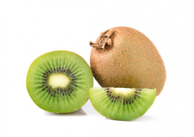 Kiwifruit op wit wordt geïsoleerd dat