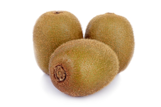 Kiwifruit op witte achtergrond wordt geïsoleerd die