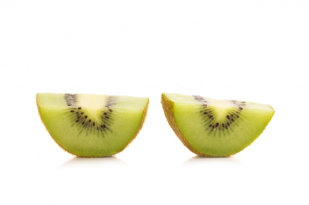 Kiwifruit op witte achtergrond wordt geïsoleerd die