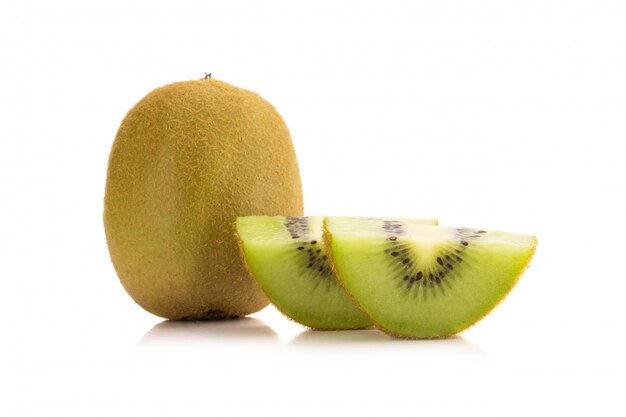 Kiwifruit op witte achtergrond wordt geïsoleerd die