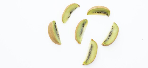 Kiwifruit op witte achtergrond wordt geïsoleerd die