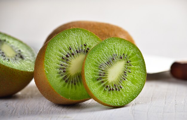 Kiwifruit op witte houten oppervlakte