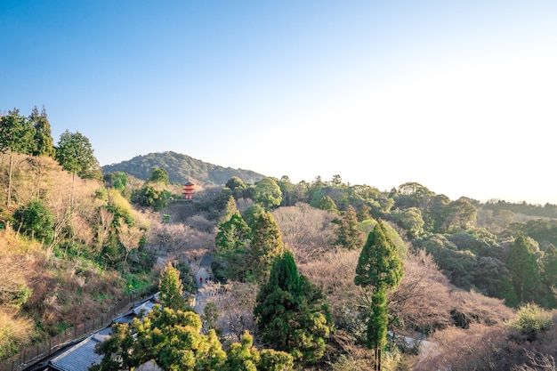 산과 하늘이있는 기요 미즈 데라 풍경