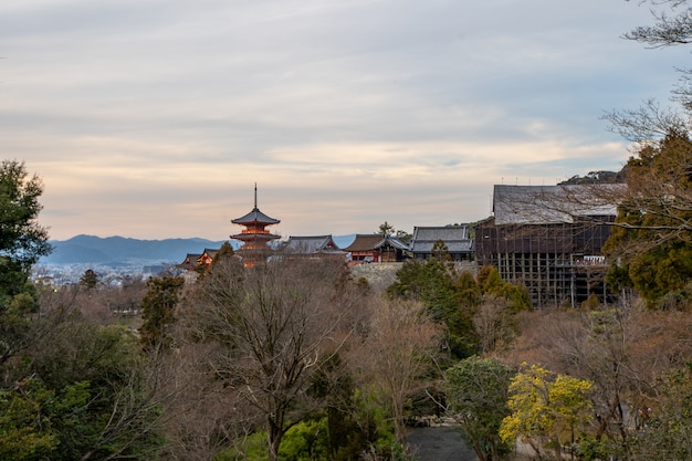 Kiyomizu-dera-tempel is een beroemde tempel die momenteel in aanbouw is.