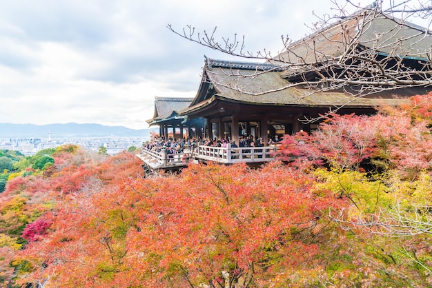 Kiyomizu или Kiyomizu-dera храм в сезон autum в Киото.