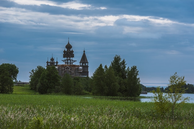 Kizhi-eiland, Rusland. Oude houten religieuze architectuur. Zomer landschap