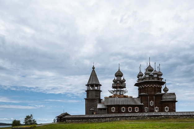 Остров Кижи, Россия. Древняя деревянная религиозная архитектура. Летний пейзаж