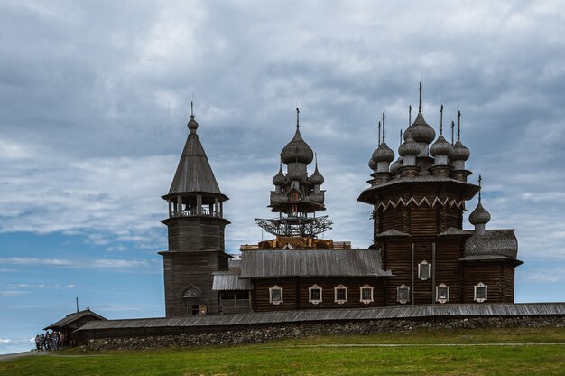 Остров Кижи, Россия. Древняя деревянная религиозная архитектура. Летний пейзаж