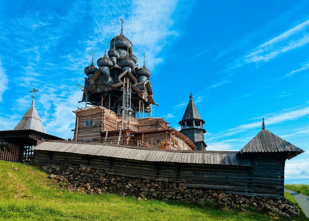 Kizhi Pogost met Transfiguratiekerk aan het Ladoga-meer in Karelië in Rusland