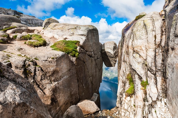 Kjeragbolten - beroemd oriëntatiepunt op Kjerag-berg, Noorwegen. Zomer landschap