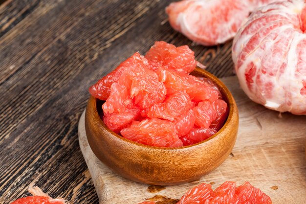 Klaar om citrus sappige roze grapefruit te eten