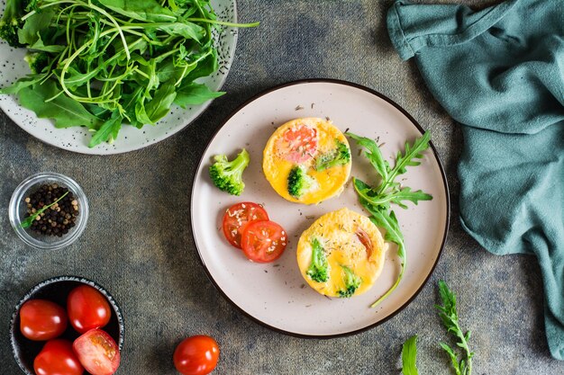 Klaar om eierbroccoli en tomatenfrittata op een bord op tafel te eten Zelfgemaakt ontbijt Bovenaanzicht