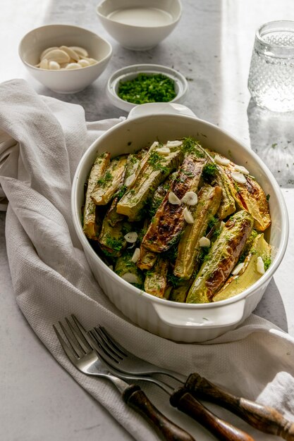 Klaar om gegrilde courgette te eten, zomers lekker smakelijk