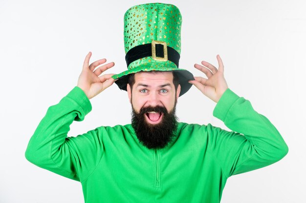 Foto klaar om gelukkige st. patrick's day te vieren ierse man met baard die groen draagt bearded man viert st. patrick's day hipster in leprechaun kostuum touching hoed