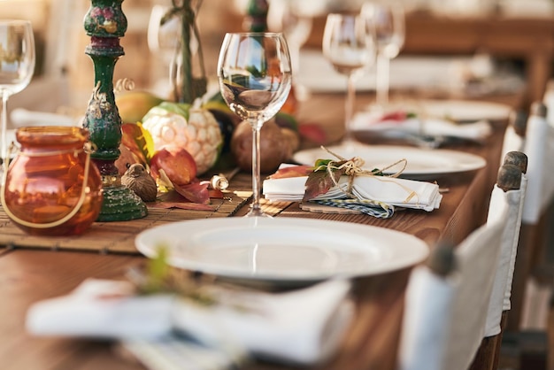 Klaar om lunch te serveren Shot van een mooi gedekte eettafel met verschillende soorten borden en glazen erop