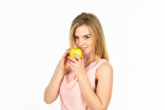 Klaar om te bijten meisje glimlachend met appel geïsoleerd op wit dieet idee verboden fruit gelukkige vrouw houd appel gezond voedsel vol vitamine biologisch en natuurlijk eten goed voor de gezondheid van je tanden