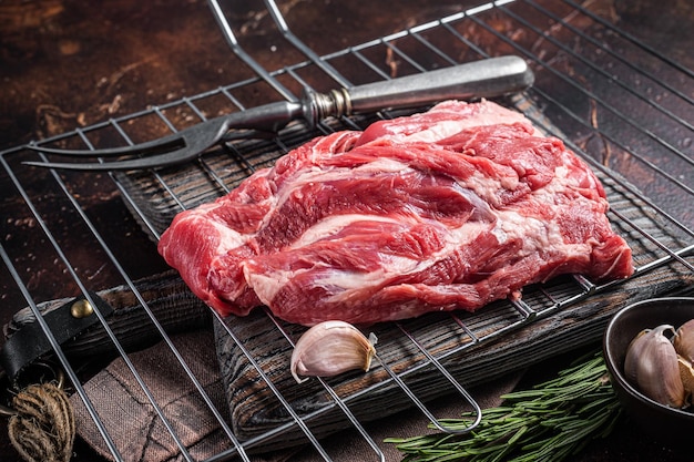 Klaar om te koken op de grill Lamsvlees zonder been rauw nekvlees met kruiden Donkere achtergrond Bovenaanzicht