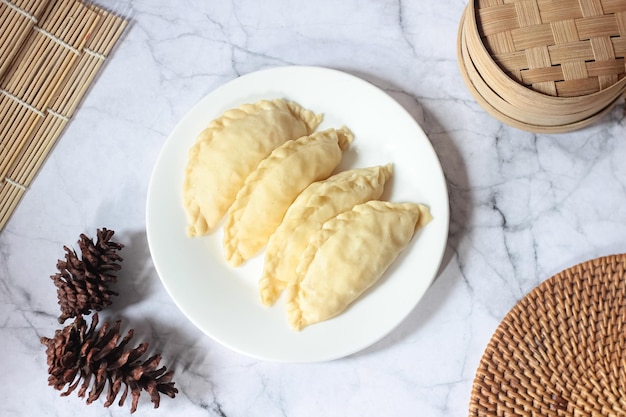 Klaar om te koken rauwe kue pastel gevuld met groenten en kip