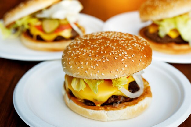 Klaar smakelijke hamburgers op een ronde witte borden