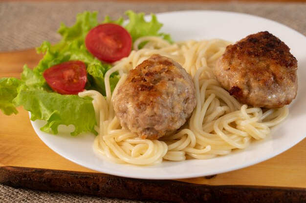 Klaar vleespasteitjes met salade in een plaat op de lijst.