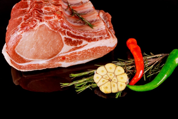 Foto klaar voor het koken van de ribbetjes van het vers vleesvarkensvlees op donkere zwarte achtergrond