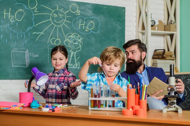 Foto klaar voor zijn eindexamen wetenschap en onderwijs scheikunde lab terug naar school gelukkige kinderen leraar laboratorium onderzoek wetenschappelijk project voor chemische test school scheikunde laboratorium