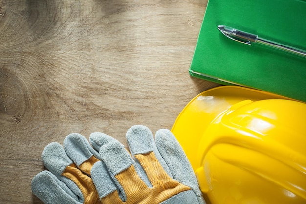 Kladblok balpen beschermende handschoenen bouwhelm