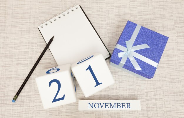 Kladblok en houten kalender voor 21 november