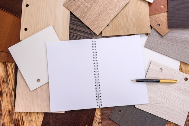 Kladblok en pen met houten staal op tafel