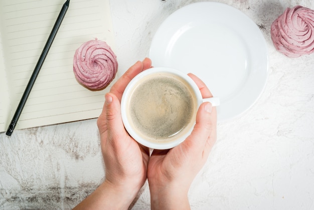 Kladblok, gebak en koffie, romantisch