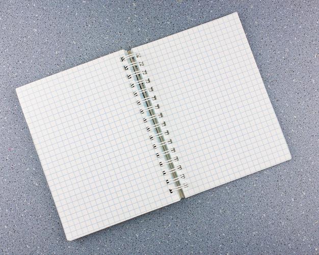 Kladblok in een kooi op de achtergrond voor tekst Blanco papier open zakelijke notebook lege pagina's