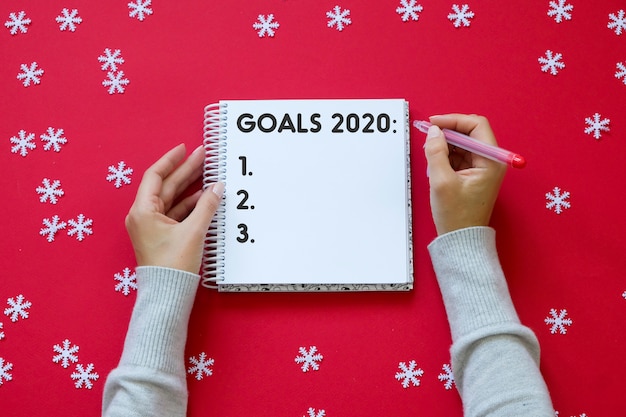 Kladblok met doelen 2020 in vrouwelijke handen