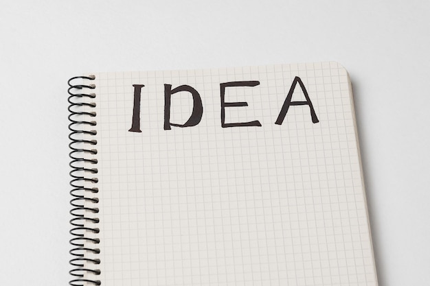 Kladblok met geschreven woord Idee op witte achtergrond Notebook voor het plannen van ideeën