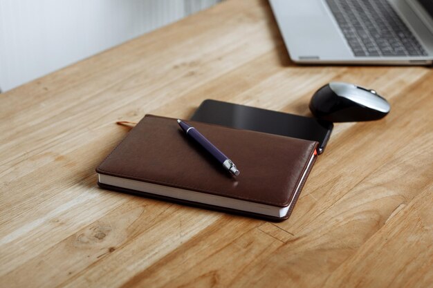 Kladblok met pen op tafel