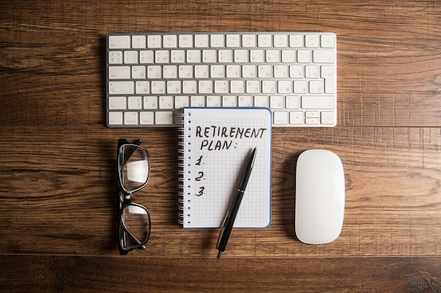 Kladblok met pensioenplan en toetsenbord