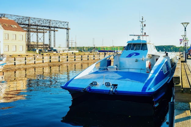 Klaipeda, Litouwen - 9 mei 2016: Catamaran in de dijk van de Dane-rivier in de oude stad Klaipeda in Litouwen, Oost-Europees land aan de Oostzee