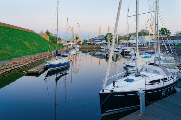 Klaipeda, Litouwen - 9 mei 2016: Schepen aan de oever van de Dane-rivier in de oude stad Klaipeda in Litouwen, Oost-Europees land aan de Oostzee