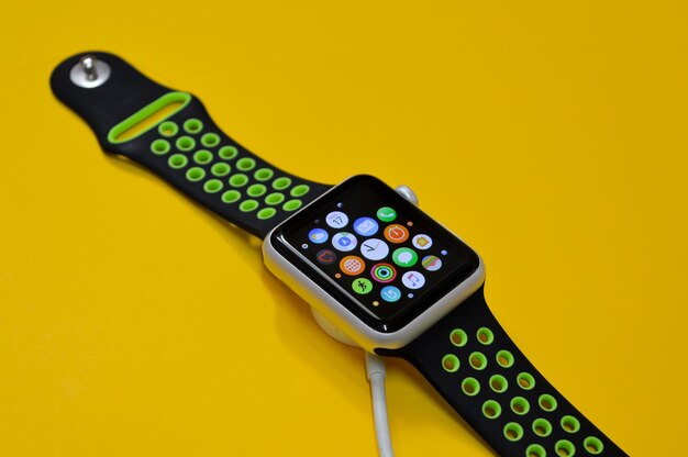 写真 マレーシア - 4月14日アップルがデザインしたapple watchは近代的なテクノロジーと優雅な美学を体現しています