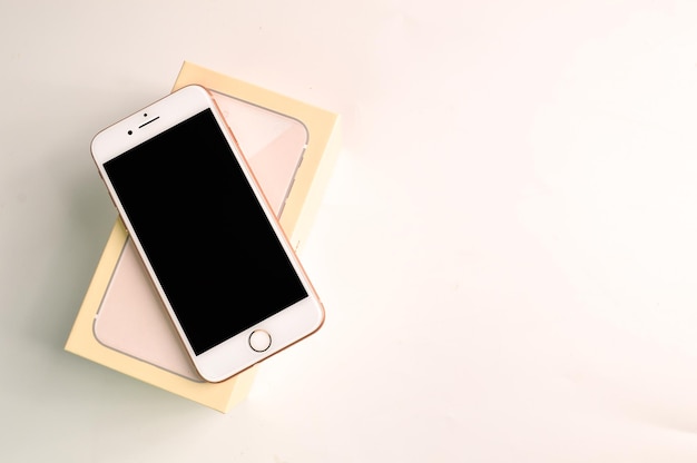 Klang Maleisië 20 juli 2021 Nieuwe iphone 8 met doos geïsoleerd op witte achtergrond
