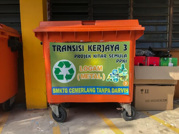 KlangMalaysia 10 maart 2021 Vooraanzicht van de prullenbak voor het verzamelen van recyclematerialen