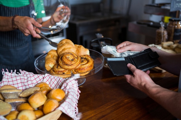 Klant betaalt aan personeel aan balie